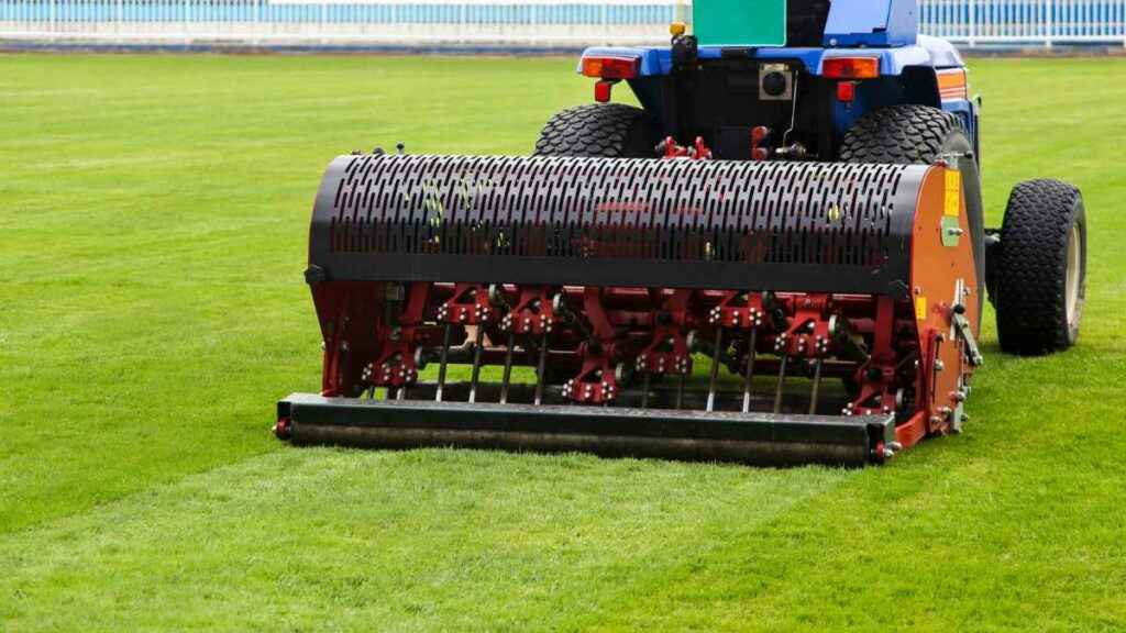 Manutenção do gramado de campo de futebol