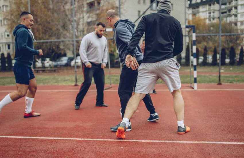 Benefícios de jogar futebol de sapatênis masculino