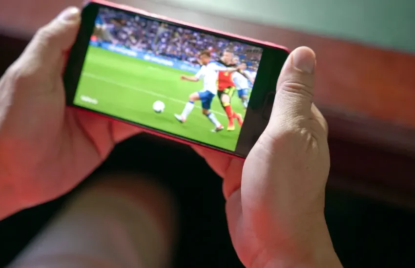 3 formas de assistir futebol no celular sem pagar