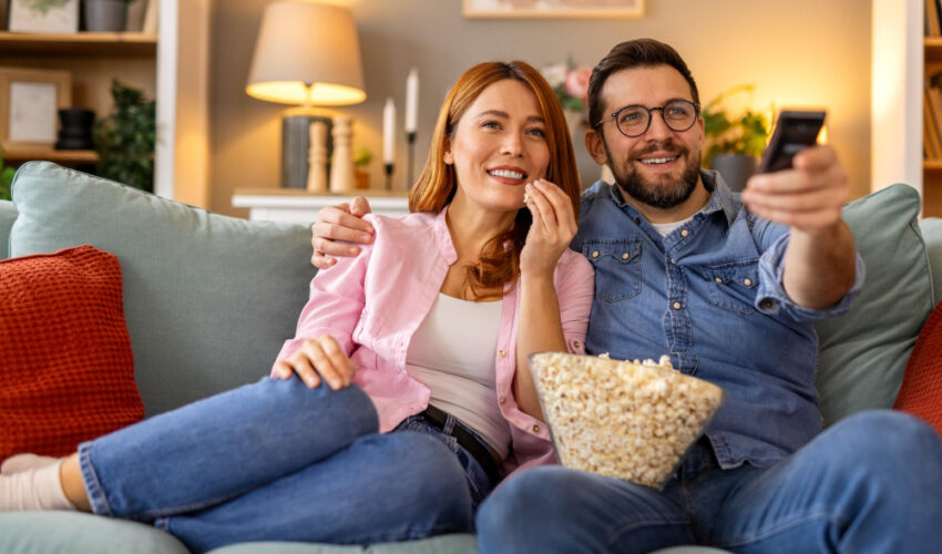 Noites muito mais leves com as series de comedia para maratonar na plataforma oficial